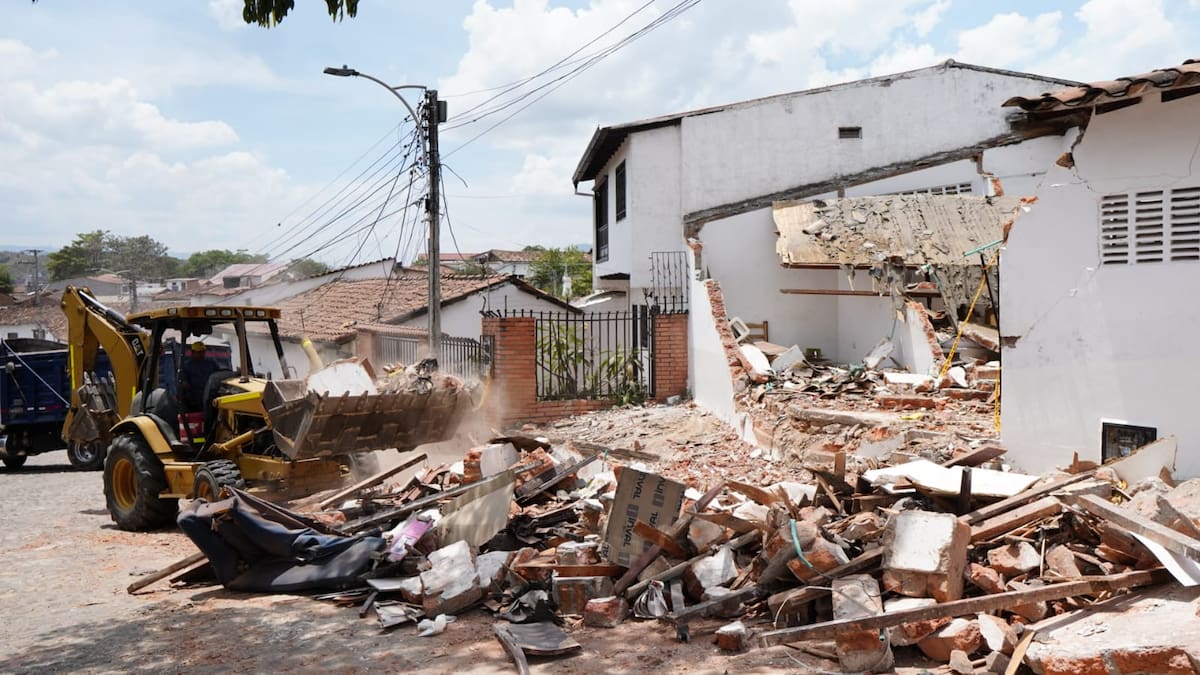El furgón de Envía salió proyectado tras el choque y terminó atravesando la vivienda ubicada en el sector de Puerta Grande.