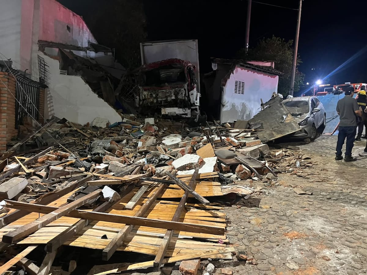El furgón que participó en el siniestro terminó impactando una vivienda ubicada a un costado de la carretera.
Fotografías: Jaime Moreno/VANGUARDIA.