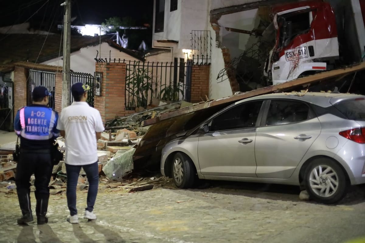 El furgón que participó en el siniestro terminó impactando una vivienda ubicada a un costado de la carretera.
Fotografías: Jaime Moreno/VANGUARDIA.