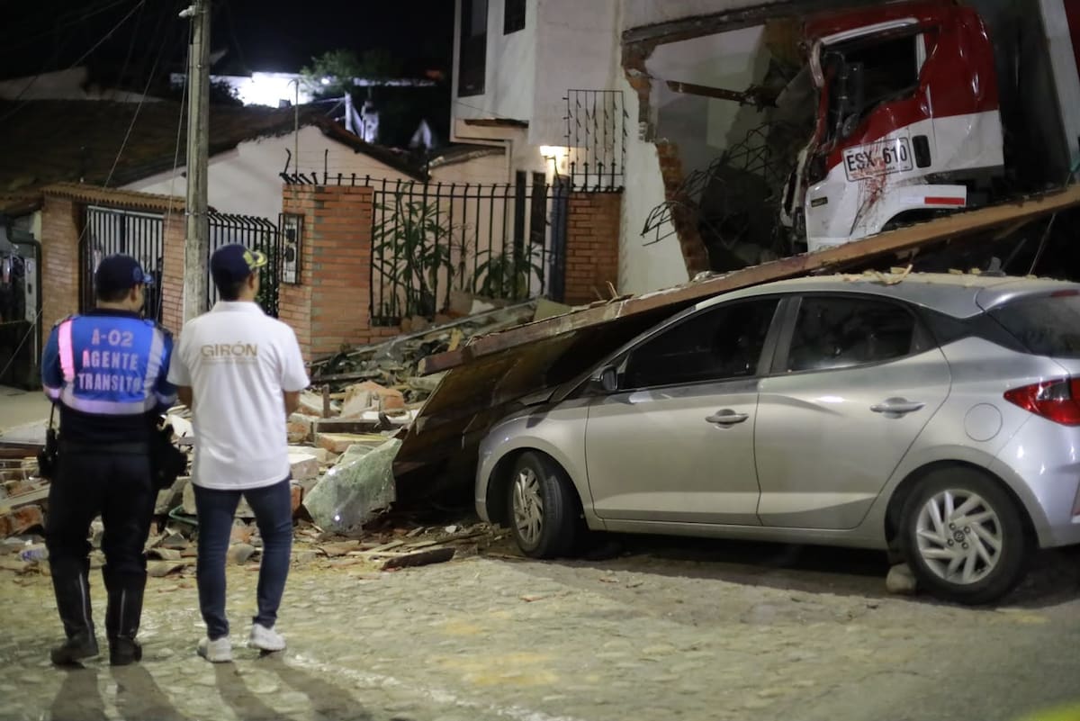 El furgón que participó en el siniestro terminó impactando una vivienda ubicada a un costado de la carretera.
Fotografías: Jaime Moreno/VANGUARDIA.