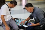 El furor por el álbum del Mundial convierte a Colombia en un gran mercado de cromos