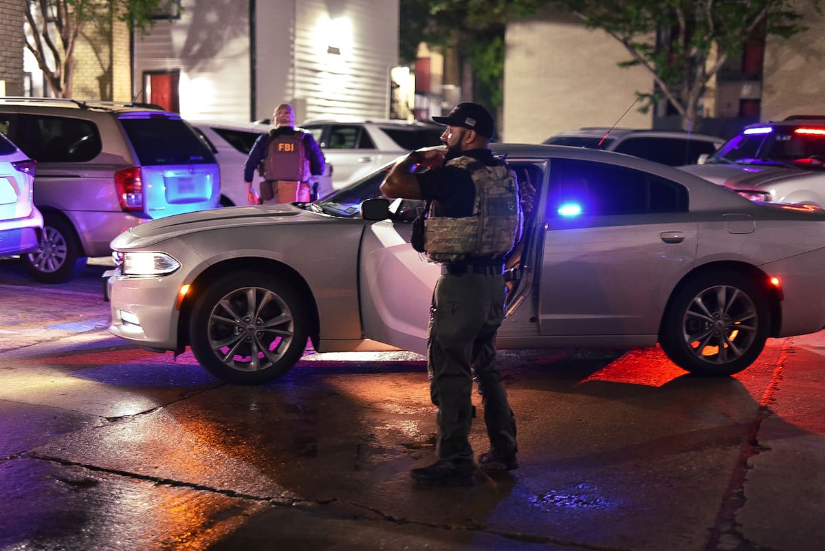 Fotografía sin fecha específica de toma cedida por el Servicio de Inmigración y Control de Aduanas (ICE) donde aparecen agentes de oficinas de seguridad realizando un operativo en Houston, Texas (EE.UU.). Las autoridades migratorias de Estados Unidos informaron este miércoles que deportaron a 528 personas tras un operativo de varios días en Houston, la ciudad más poblada de Texas. EFE/ICE