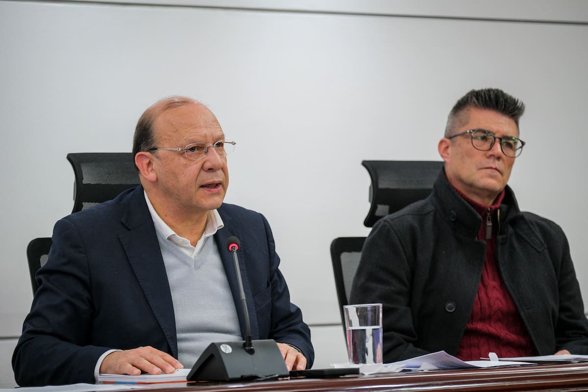 Fotografía cedida por la Presidencia de Colombia que muestra al ministro de Hacienda y coordinador del equipo de transición del Gobierno saliente, Germán Ávila (i), hablando durante una declaración televisada a este martes, en Bogotá (Colombia).