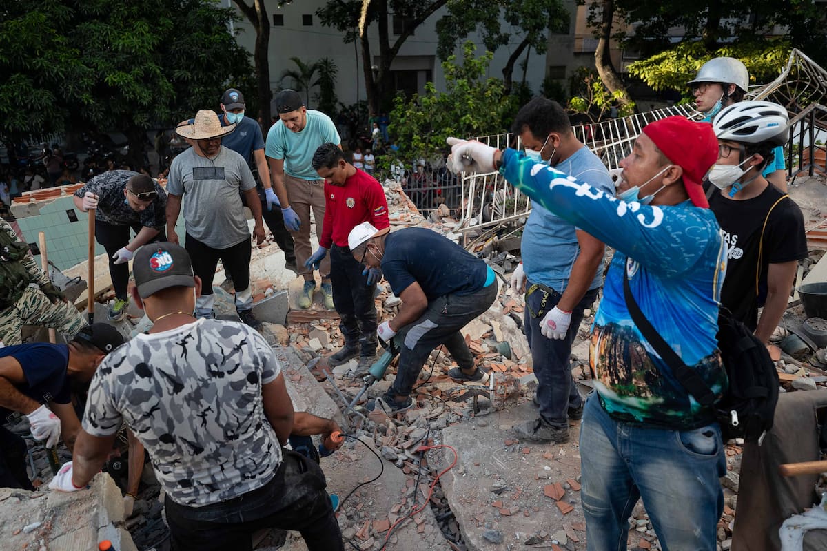 AME4654. CARACAS (VENEZUELA), 25/06/2026.- Rescatistas trabajan en una zona afectada por un terremoto, este jueves en Caracas (Venezuela). El Gobierno de Venezuela elevó a 235 los muertos y a 4.300 los heridos por los terremotos de magnitud 7,2 y 7,5 de la víspera, cuya devastación golpeó especialmente al estado La Guaira. EFE/ Ronald Peña R