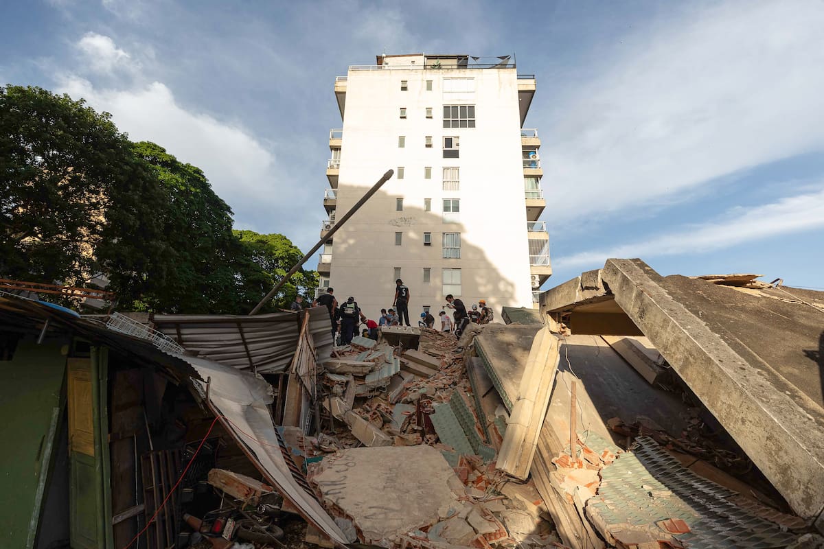 AME4652. CARACAS (VENEZUELA), 25/06/2026.- Rescatistas trabajan en una zona afectada por un terremoto, este jueves en Caracas (Venezuela). El Gobierno de Venezuela elevó a 235 los muertos y a 4.300 los heridos por los terremotos de magnitud 7,2 y 7,5 de la víspera, cuya devastación golpeó especialmente al estado La Guaira. EFE/ Ronald Peña R