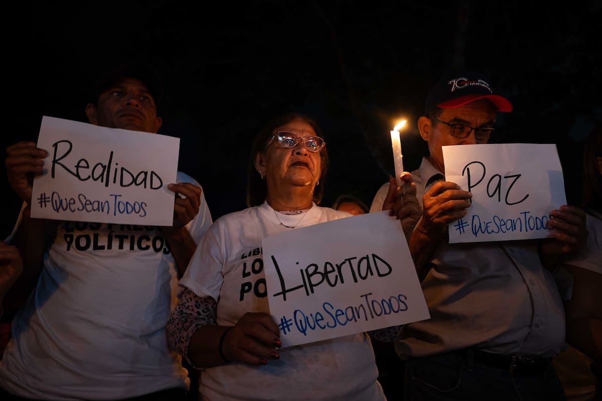 Personas participan en una vigilia frente al centro penitenciario El Rodeo I este martes, en Zamora estado de Miranda (Venezuela). EFE/ Ronald Peña R