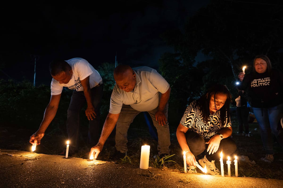 Personas participan en una vigilia frente al centro penitenciario El Rodeo I este martes, en Zamora estado de Miranda (Venezuela). EFE/ Ronald Peña R