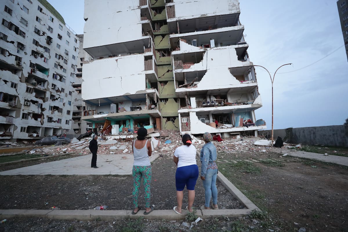 CATIA LA MAR (VENEZUELA), 25/06/2026.- Residentes observan varios bloques de viviendas dañados por los terremotos en la localidad de Catia La Mar, en el estado costero de La Guaira (Venezuela) este jueves. EFE/ Ronald Pena R.