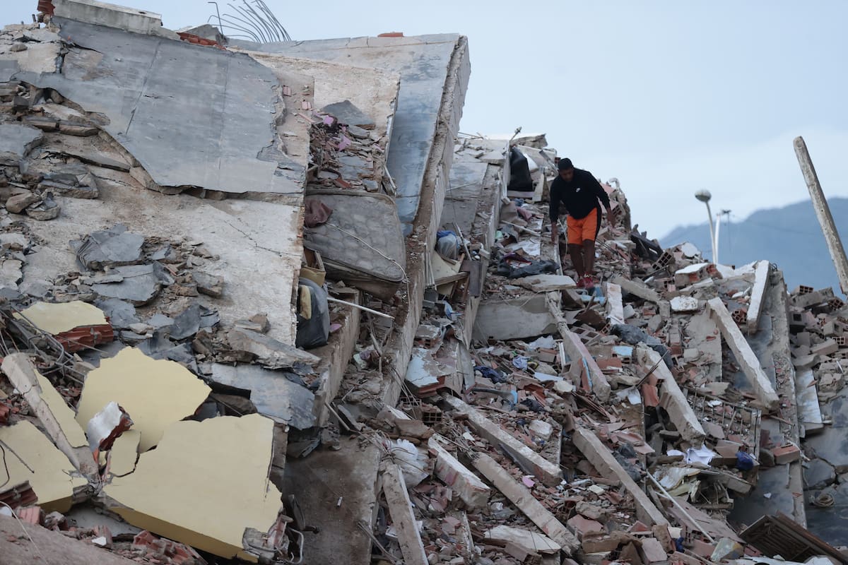 CATIA LA MAR (VENEZUELA), 25/06/2026.- Un residente entre los escombros de un edificio derrumbado a consecuencia de los terremotos, en la localidad de Catia La Mar, en el estado costero de La Guaira (Venezuela) este jueves. EFE/ Ronald Pena R.