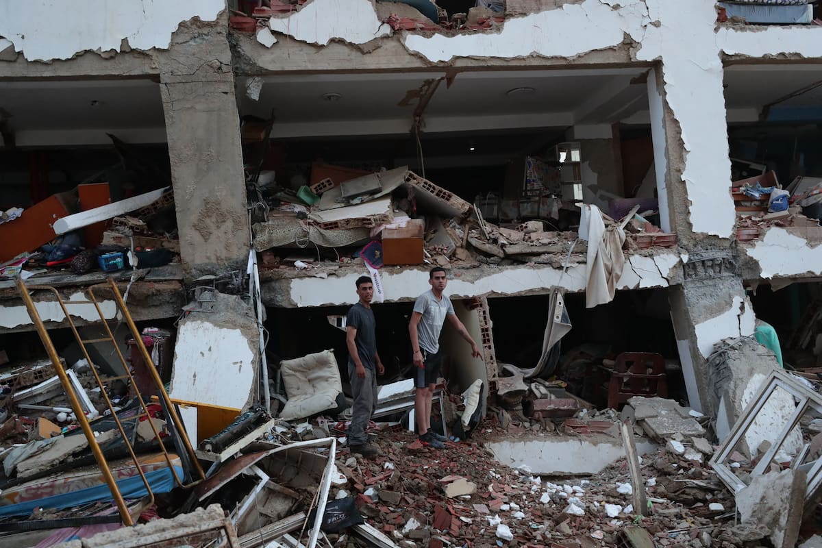 CATIA LA MAR (VENEZUELA), 25/06/2026.- Residentes entre los escombros de uno de los bloques de viviendas dañados por los terremotos, en la localidad de Catia La Mar, en el estado costero de La Guaira (Venezuela) este jueves. EFE/ Ronald Pena R.