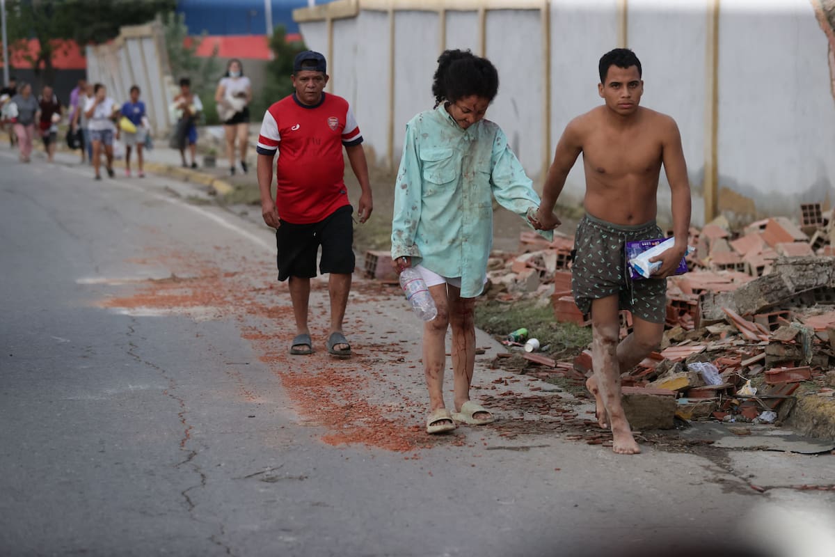 CATIA LA MAR (VENEZUELA), 25/06/2026.- Residentes aguardan en la calle por miedo a posibles réplicas de los terremotos, en la localidad de Catia La Mar, en el estado costero de La Guaira (Venezuela) este jueves. EFE/ Ronald Pena R.