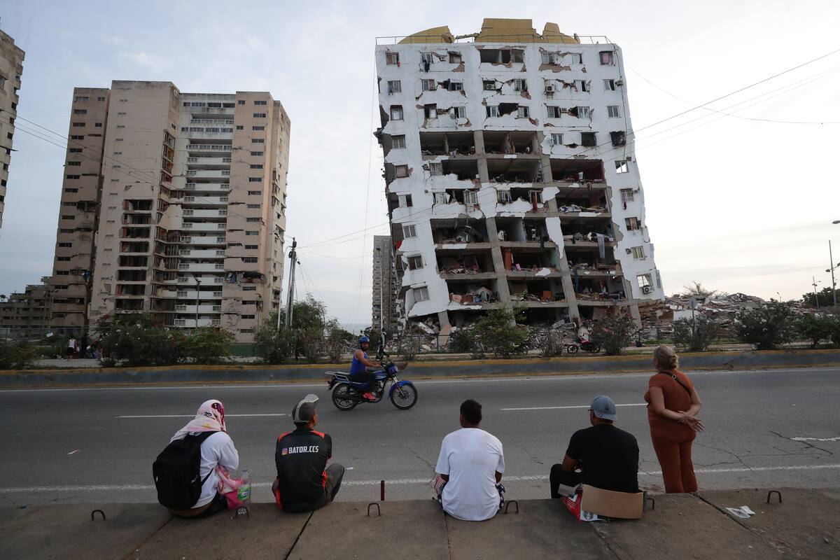 CATIA LA MAR (VENEZUELA), 25/06/2026.- Residentes observan uno de los bloques de viviendas dañados por los terremotos, en la localidad de Catia La Mar, en el estado costero de La Guaira (Venezuela) este jueves. EFE/ Ronald Pena R.