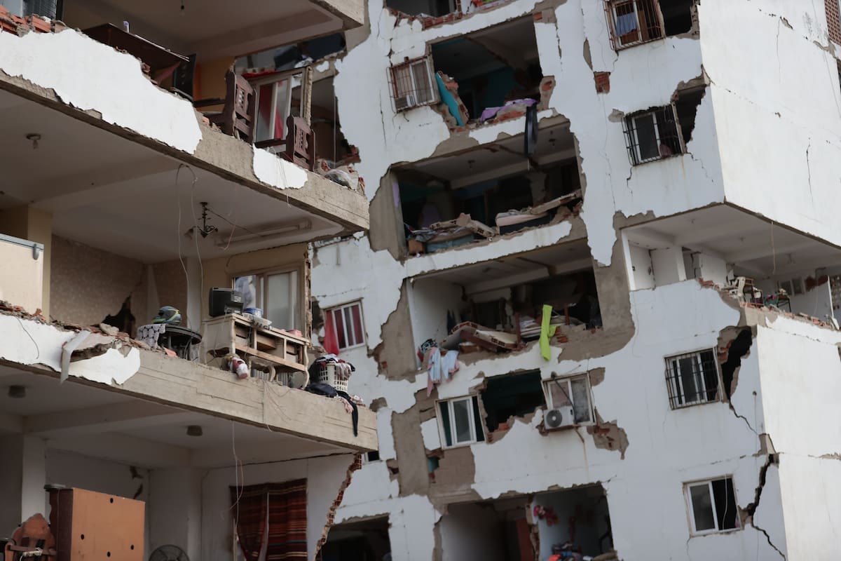 CATIA LA MAR (VENEZUELA), 25/06/2026.- Vista de varios bloques de viviendas dañados por los terremotos, en la localidad de Catia La Mar, en el estado costero de La Guaira (Venezuela) este jueves. EFE/ Ronald Pena R.