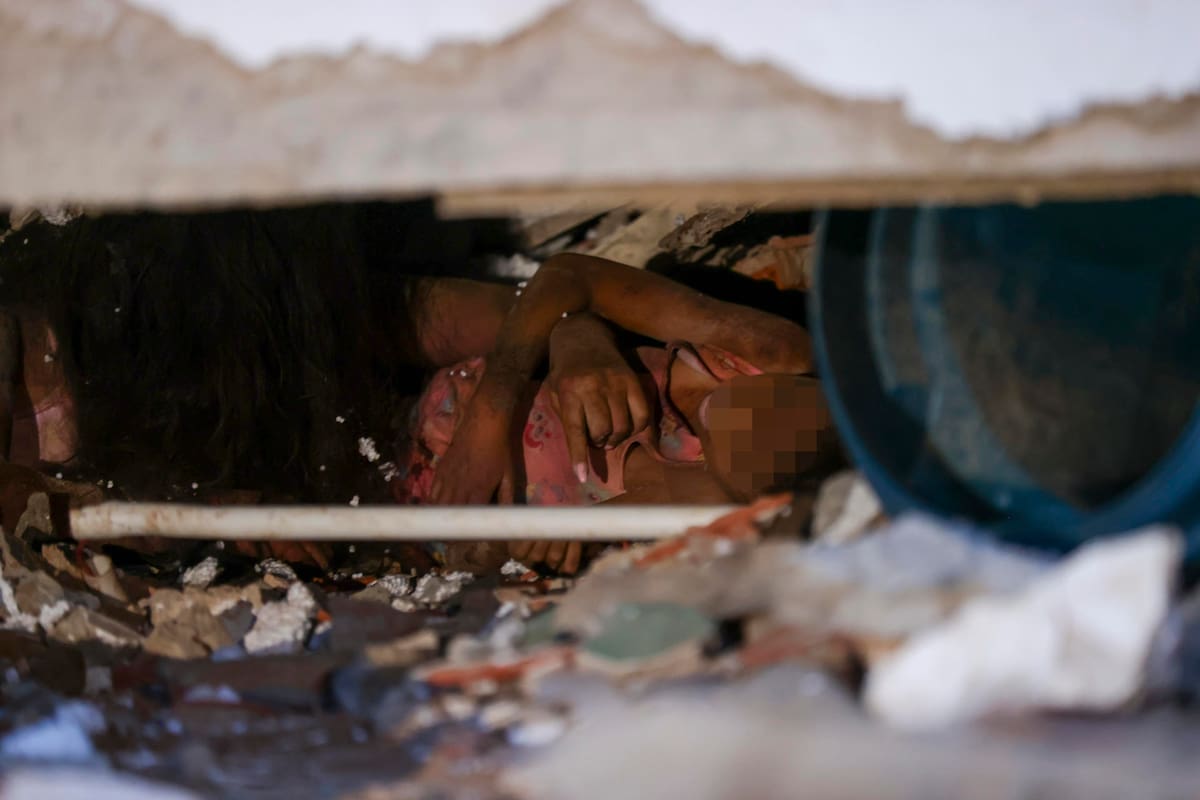 Una de las personas atrapadas entre los escombros de uno de los edificios afectados por los terremotos, en la localidad de Catia La Mar, en el estado costero de La Guaira (Venezuela) este jueves. EFE/ Ronald Pena R.