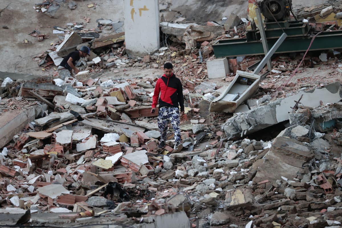 CATIA LA MAR (VENEZUELA), 25/06/2026.- Un residente camina entre los escombros de edificios derrumbados por los terremotos, en la localidad de Catia La Mar, en el estado costero de La Guaira (Venezuela), este jueves. EFE/ Ronald Pena R.