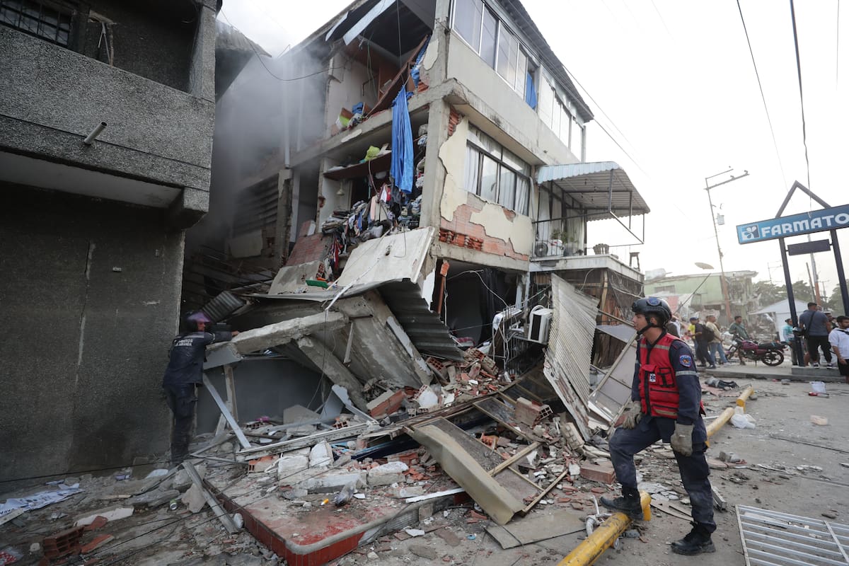 CATIA LA MAR (VENEZUELA), 25/06/2026.- Miembros de los servicios de emergencia revisan uno de los bloques de viviendas dañados por los terremotos, en la localidad de Catia La Mar, en el estado costero de La Guaira (Venezuela) este jueves. EFE/ Ronald Pena R.