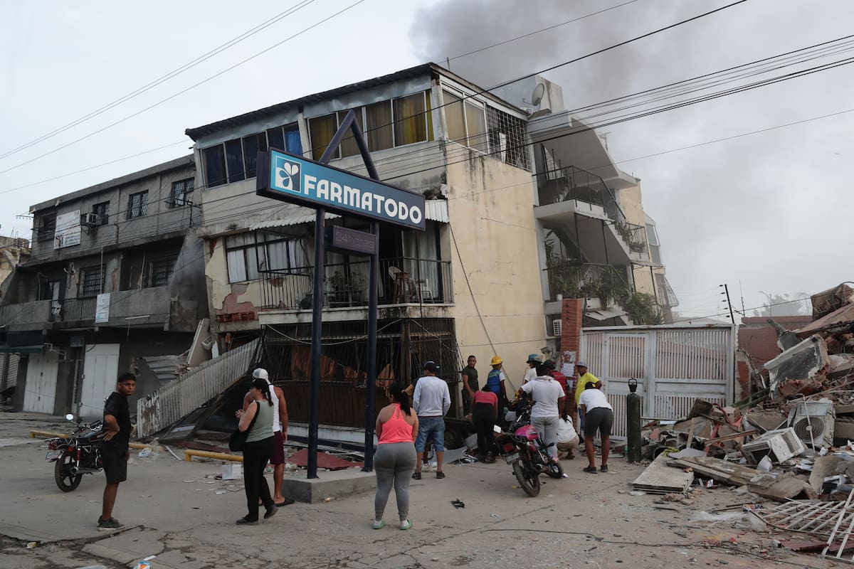 CATIA LA MAR (VENEZUELA), 25/06/2026.- Residentes permanecen en la calle junto a varios bloques de viviendas dañados por los terremotos, en la localidad de Catia La Mar, en el estado costero de La Guaira (Venezuela) este jueves. EFE/ Ronald Pena R.