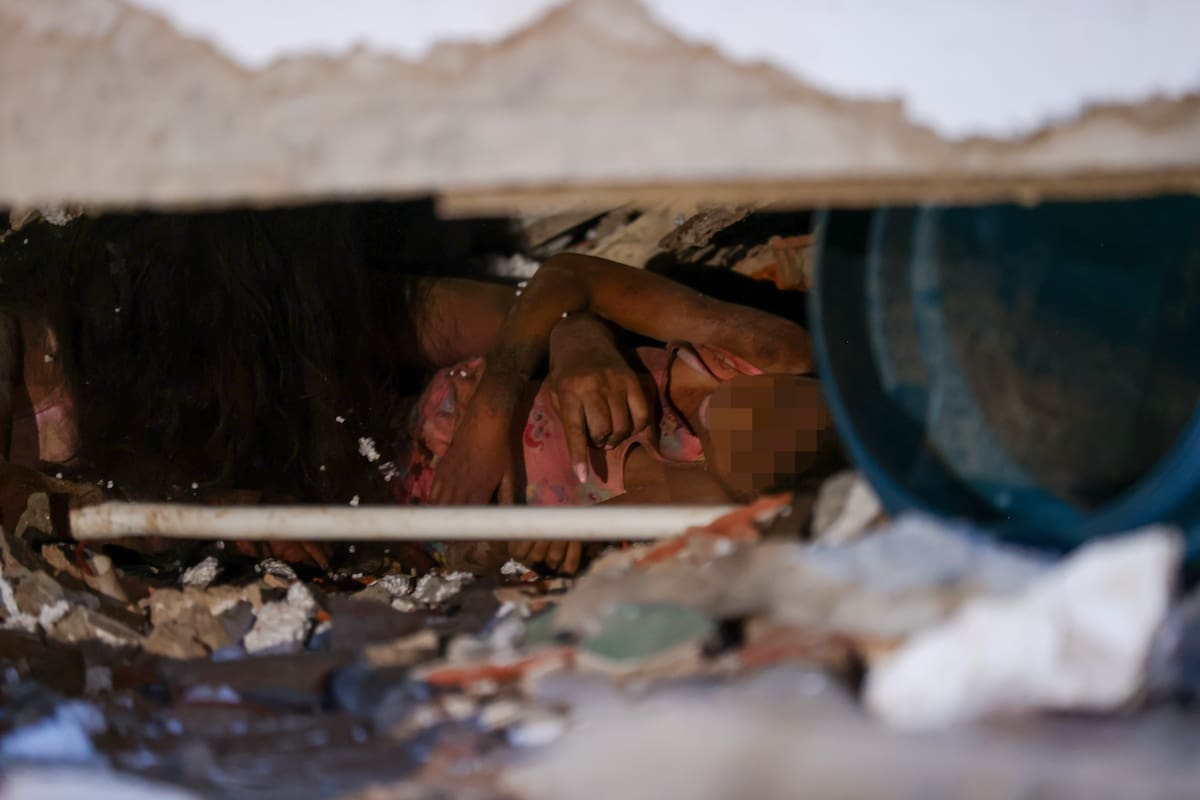 Una de las personas atrapadas entre los escombros de uno de los edificios afectados por los terremotos, en la localidad de Catia La Mar, en el estado costero de La Guaira (Venezuela) este jueves. EFE/ Ronald Pena R.