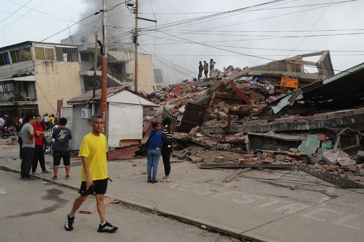 CATIA LA MAR (VENEZUELA), 25/06/2026.- Residentes permanecen en la calle junto a varios bloques de viviendas dañados por los terremotos, en la localidad de Catia La Mar, en el estado costero de La Guaira (Venezuela) este jueves. EFE/ Ronald Pena R.