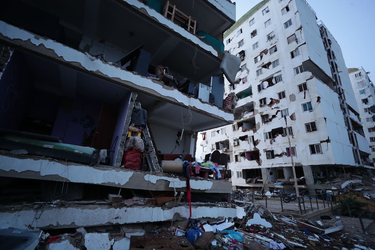 CATIA LA MAR (VENEZUELA), 25/06/2026.-Vista de uno de los edificios dañados por los terremotos, en la localidad de Catia La Mar, en el estado costero de La Guaira (Venezuela) este jueves. EFE/ Ronald Pena R.