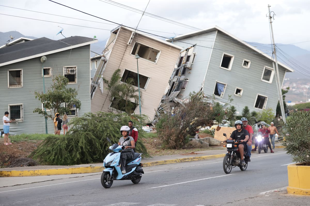 CATIA LA MAR (VENEZUELA), 25/06/2026.- Vista de varios edificios dañados por los terremotos en la localidad de Catia La Mar, en el estado costero de La Guaira (Venezuela) este jueves. EFE/ Ronald Pena R.