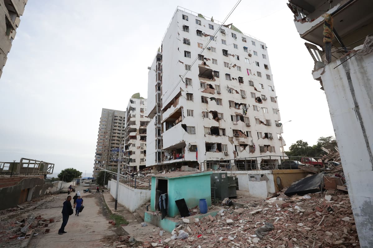 CATIA LA MAR (VENEZUELA), 25/06/2026.- Vista de varios bloques de viviendas dañados por los terremotos, en la localidad de Catia La Mar, en el estado costero de La Guaira (Venezuela) este jueves. EFE/ Ronald Pena R.