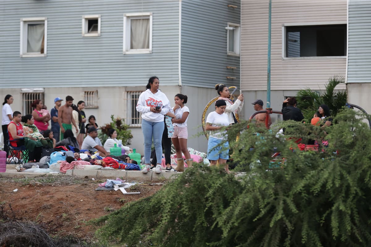 Residentes aguardan en la calle por miedo a posibles réplicas de los terremotos, en la localidad de Catia La Mar, en el estado costero de La Guaira (Venezuela) este jueves. EFE/ Ronald Pena R.