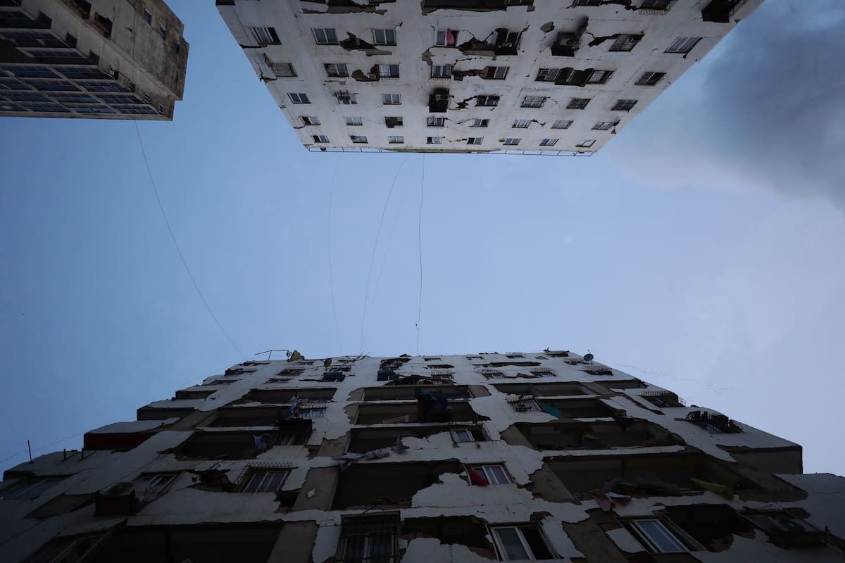 CATIA LA MAR (VENEZUELA), 25/06/2026.- Edificios dañados por los terremotos, en la localidad de Catia La Mar, en el estado costero de La Guaira (Venezuela) este jueves. EFE/ Ronald Pena R.