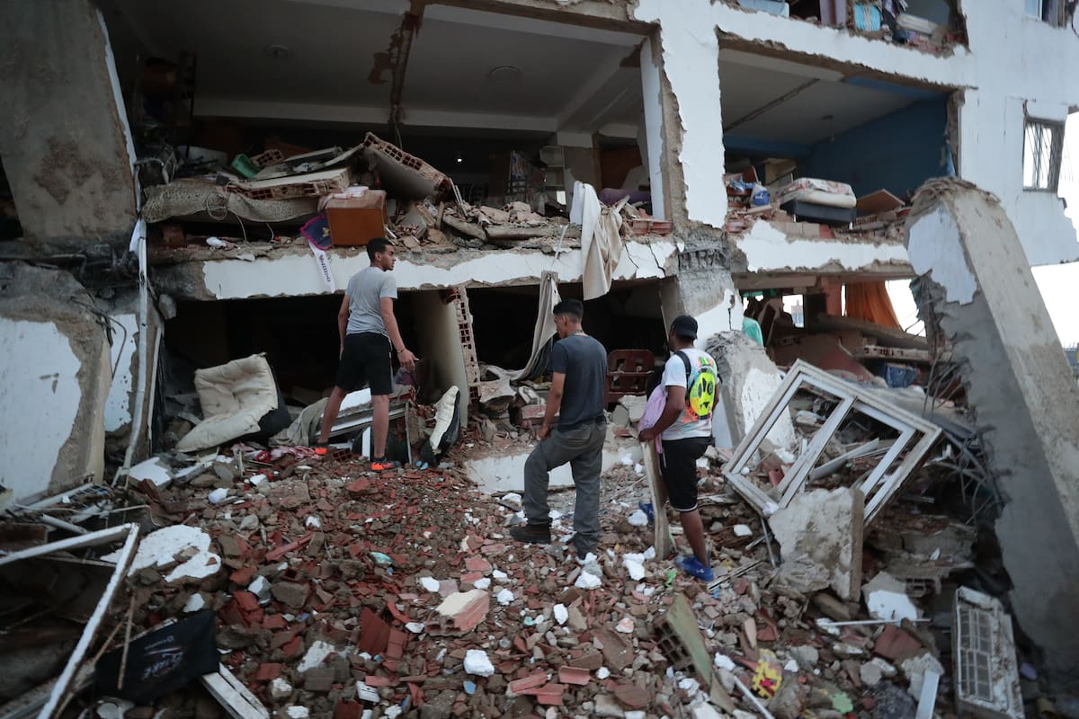 CATIA LA MAR (VENEZUELA), 25/06/2026.- Residentes entre los escombros de uno de los bloques de viviendas dañados por los terremotos en la localidad de Catia La Mar, en el estado costero de La Guaira (Venezuela) este jueves. EFE/ Ronald Pena R.