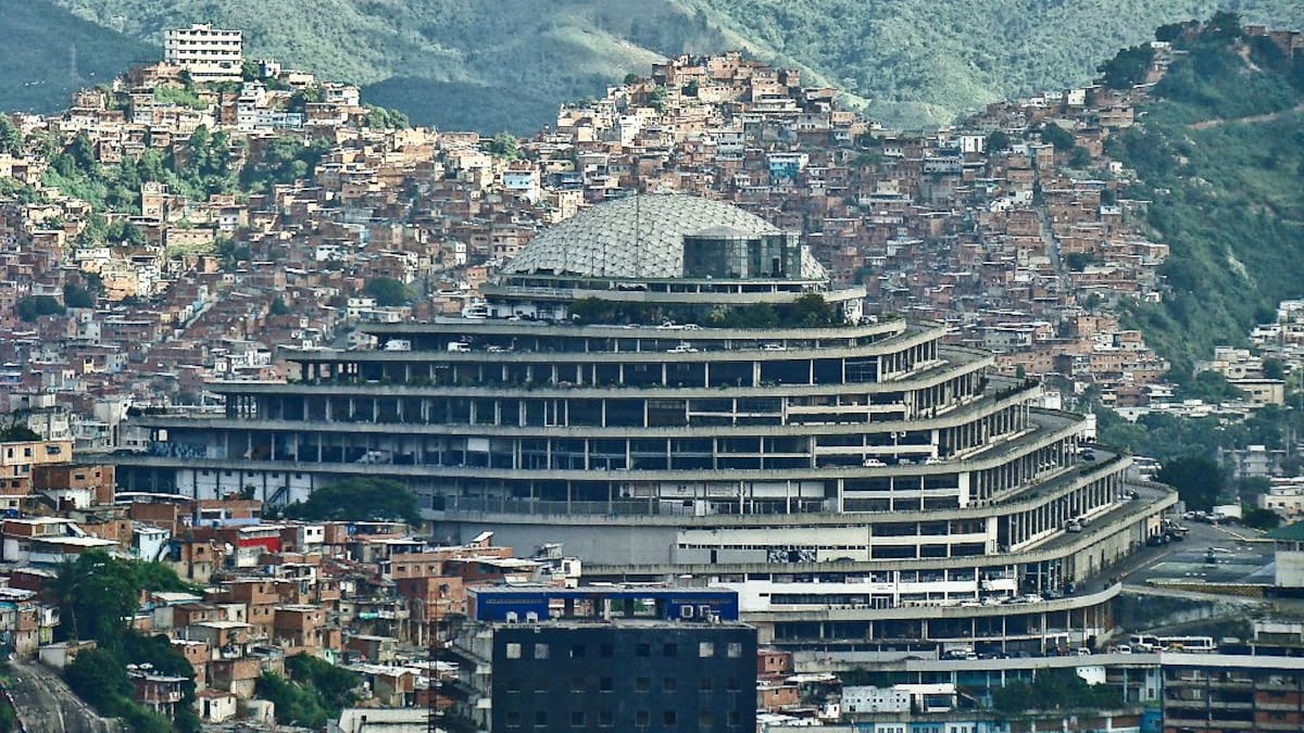 Donald Trump anunció el cierre definitivo de El Helicoide, al que llamó “cámara de tortura”, y reavivó el debate sobre la transición política en Venezuela.