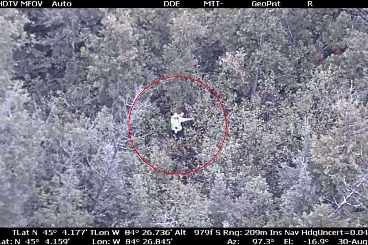 El helicóptero Trooper 6 de la Policía Estatal de Michigan localizó a la mujer desaparecida tras un reto de supervivencia en YouTube. Foto: Captura de video.