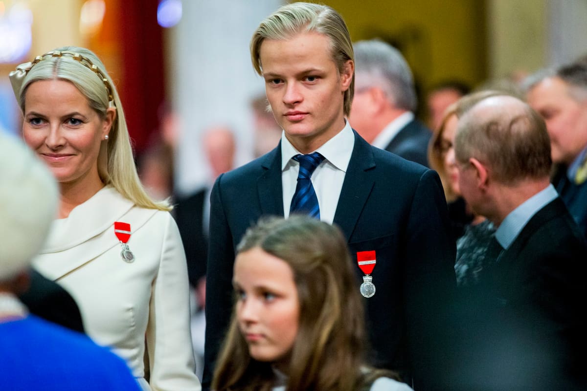 La princesa Heredera Mette Marit (izq.) y su hijo Marius Borg Hoiby.