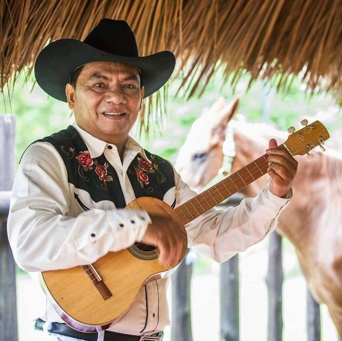 Entre ganado, caballos y parrandos de hato se fue formando la voz de Aries Vigoth. Durante años se dedicó a la compraventa de ganado y cantaba casi por gusto, hasta que una presentación frente a miles de personas le confirmó que su lugar estaba en la música llanera. Foto suministrada/VANGUARDIA