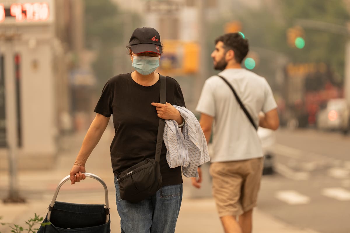 AME9988. NUEVA YORK (ESTADOS UNIDOS), 16/07/2026.- Personas caminan por una calle este jueves, en Nueva York (EE.UU.). Una densa capa de humo procedente de los incendios forestales en Canadá ha provocado una caída drástica en la calidad del aire en gran parte de Estados Unidos, desde los Grandes Lagos hasta la ciudad de Nueva York. EFE/ Angel Colmenares