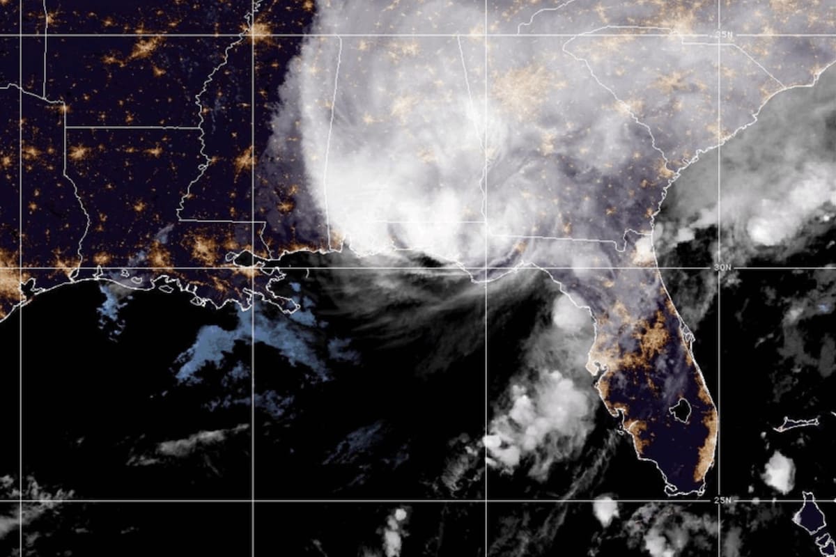 AME4719. MIAMI (ESTADOS UNIDOS), 09/10/2026.- Captura de video tomado de la pagina oficial de la Oficina Nacional de Administración Oceánica y Atmosférica (NOAA) a través del Centro Nacional de Huracanes (NHC) estadounidense donde se muestra el huracán Isaías tocando tierra este viernes, cerca de Destin, en el noroeste de Florida, con vientos máximos sostenidos de 165 kilómetros por hora, informó el Centro Nacional de Huracanes (NHC) de Estados Unidos. EFE/ NOAA-NHC/ SOLO USO EDITORIAL /NO VENTAS /SOLO DISPONIBLE PARA ILUSTRAR LA NOTICIA QUE ACOMPAÑA /CRÉDITO OBLIGATORIO