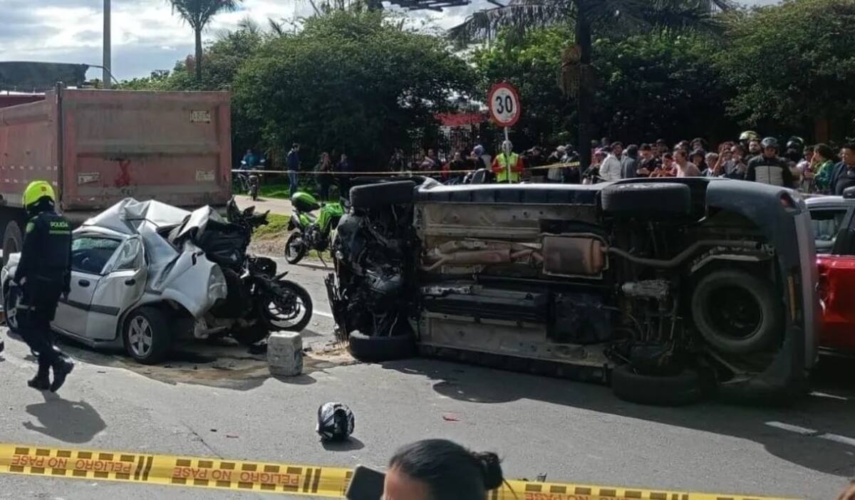 El impacto involucró tres vehículos particulares, una motocicleta y una volqueta en la tarde del 15 de enero. Foto: Redes sociales.