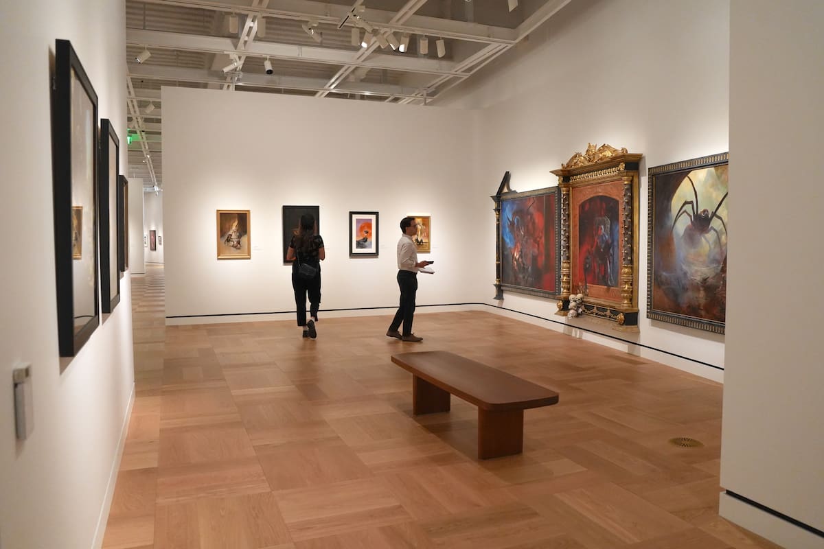 Personas visitan el Lucas Museum of Narrative Art este miércoles en Los Ángeles (EE.UU.). El monumental universo concebido por el célebre cineasta estadounidense George Lucas cristaliza en un ambicioso museo que, tras diecisiete años de gestación, abre sus puertas para sumergir al visitante en una galaxia dedicada al arte narrativo y la evolución visual de sus mundos. EFE/ Omar Alonso