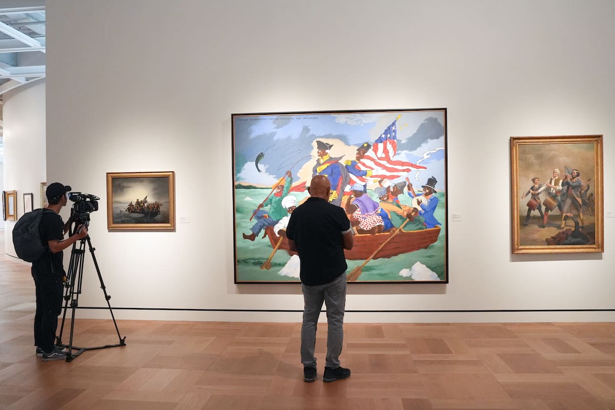 Personas visitan el Lucas Museum of Narrative Art este miércoles en Los Ángeles (EE.UU.). El monumental universo concebido por el célebre cineasta estadounidense George Lucas cristaliza en un ambicioso museo que, tras diecisiete años de gestación, abre sus puertas para sumergir al visitante en una galaxia dedicada al arte narrativo y la evolución visual de sus mundos. EFE/ Omar Alonso
