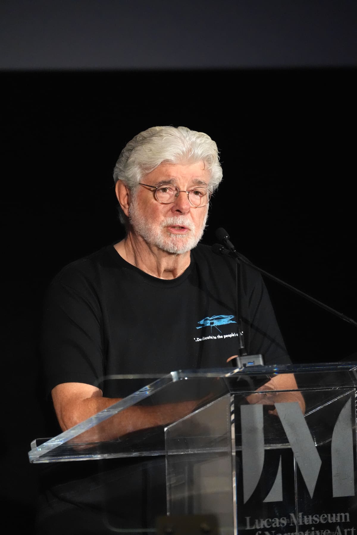 George Lucas habla este miércoles, en el Lucas Museum of Narrative Art en Los Ángeles (EE.UU.). El monumental universo concebido por el célebre cineasta estadounidense George Lucas cristaliza en un ambicioso museo que, tras diecisiete años de gestación, abre sus puertas para sumergir al visitante en una galaxia dedicada al arte narrativo y la evolución visual de sus mundos. EFE/ Omar Alonso