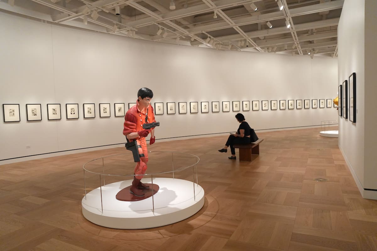 Una persona visita el Lucas Museum of Narrative Art este miércoles en Los Ángeles (EE.UU.). El monumental universo concebido por el célebre cineasta estadounidense George Lucas cristaliza en un ambicioso museo que, tras diecisiete años de gestación, abre sus puertas para sumergir al visitante en una galaxia dedicada al arte narrativo y la evolución visual de sus mundos. EFE/ Omar Alonso