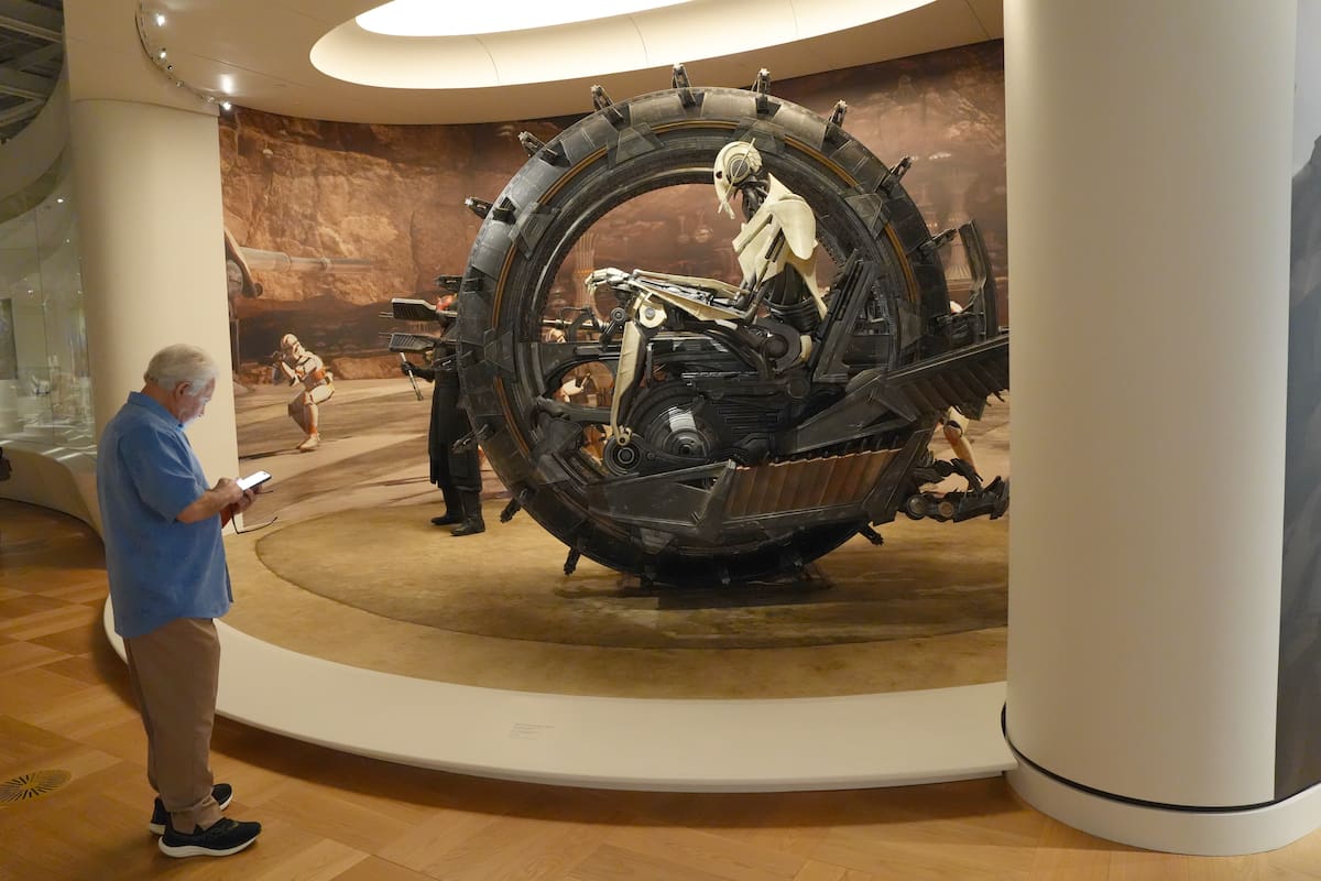 Una persona visita el Lucas Museum of Narrative Art este miércoles en Los Ángeles (EE.UU.). El monumental universo concebido por el célebre cineasta estadounidense George Lucas cristaliza en un ambicioso museo que, tras diecisiete años de gestación, abre sus puertas para sumergir al visitante en una galaxia dedicada al arte narrativo y la evolución visual de sus mundos. EFE/ Omar Alonso
