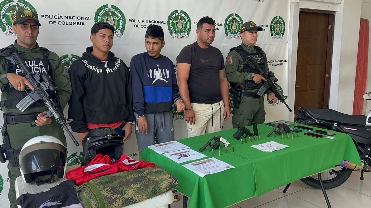 Alias Cari Cari, alias Pepo y alias Sombra, tres de los criminales más temidos del grupo "AK-47", fueron capturados en un operativo policial que desmanteló su red de extorsión en Bucaramanga.