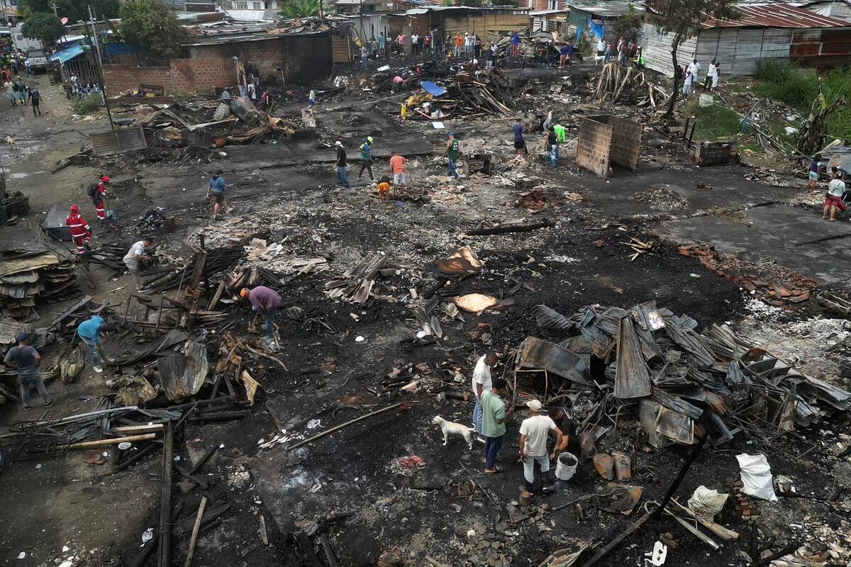 El incendio ocurrido la noche del 1 de enero destruyó decenas de viviendas en un sector vulnerable del oriente de Cali, dejando a más de 150 personas sin hogar. Foto: @juanfotosadn
