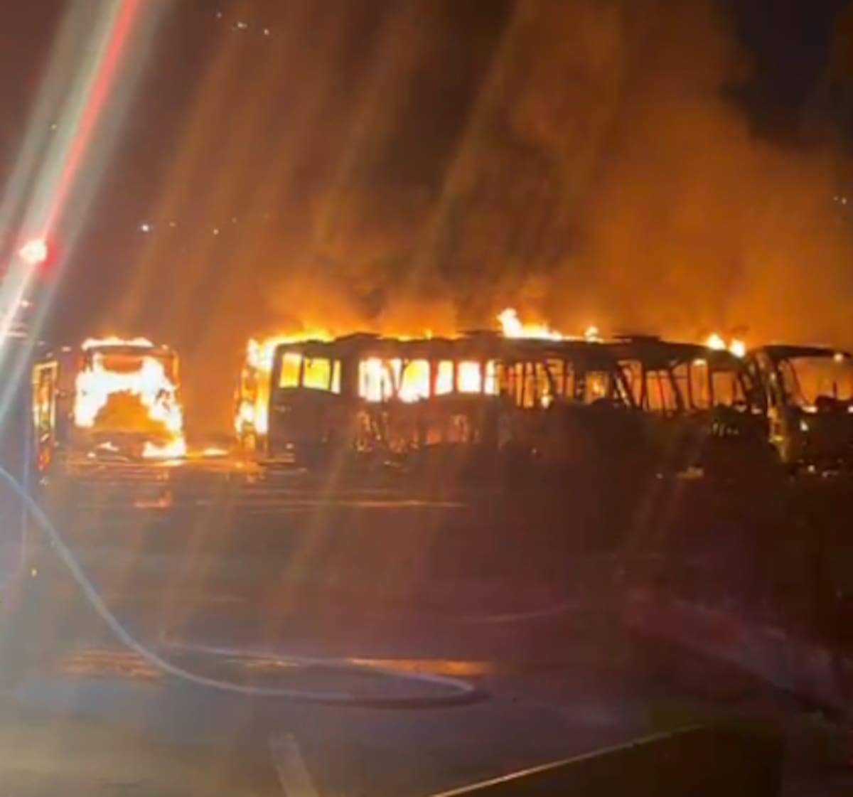El incendio se presentó en una infraestructura que permanece abandonada sobre el Anillo Vial de Girón.