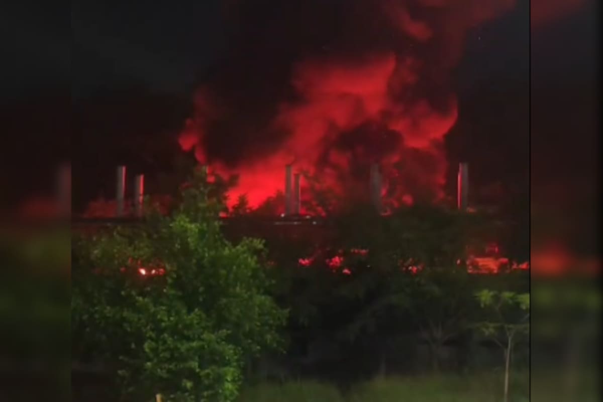 El incendio se registró en el abandonado Portal de Metrolínea en Girón.