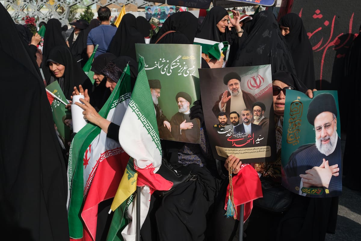 TEHERÁN (IRÁN), 18/05/2025.- Una mujer muestra unos carteles con la imagen del presidente Ebrahim Raisí, quien falleció el 19 de mayo de 2024 cuando el helicóptero en el que viajaba se estrelló a causa del mal tiempo, durante una congregación en honor del mandatario en Teherán el 15 de mayo. La muerte en un accidente del presidente ultraconservador Ebrahim Raisí hace un año provocó un vuelco político en Irán, donde la llegada al poder del moderado Masud Pezeshkian ha supuesto la relajación de la imposición del velo y un mayor diálogo con Occidente, hasta ahora infructuoso. EFE/ Jaime León