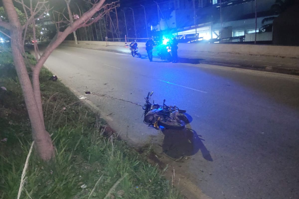 El joven iba como parrillero en una motocicleta cuando ocurrió el accidente en la vía Bucaramanga–Girón, sector de Coca Cola.