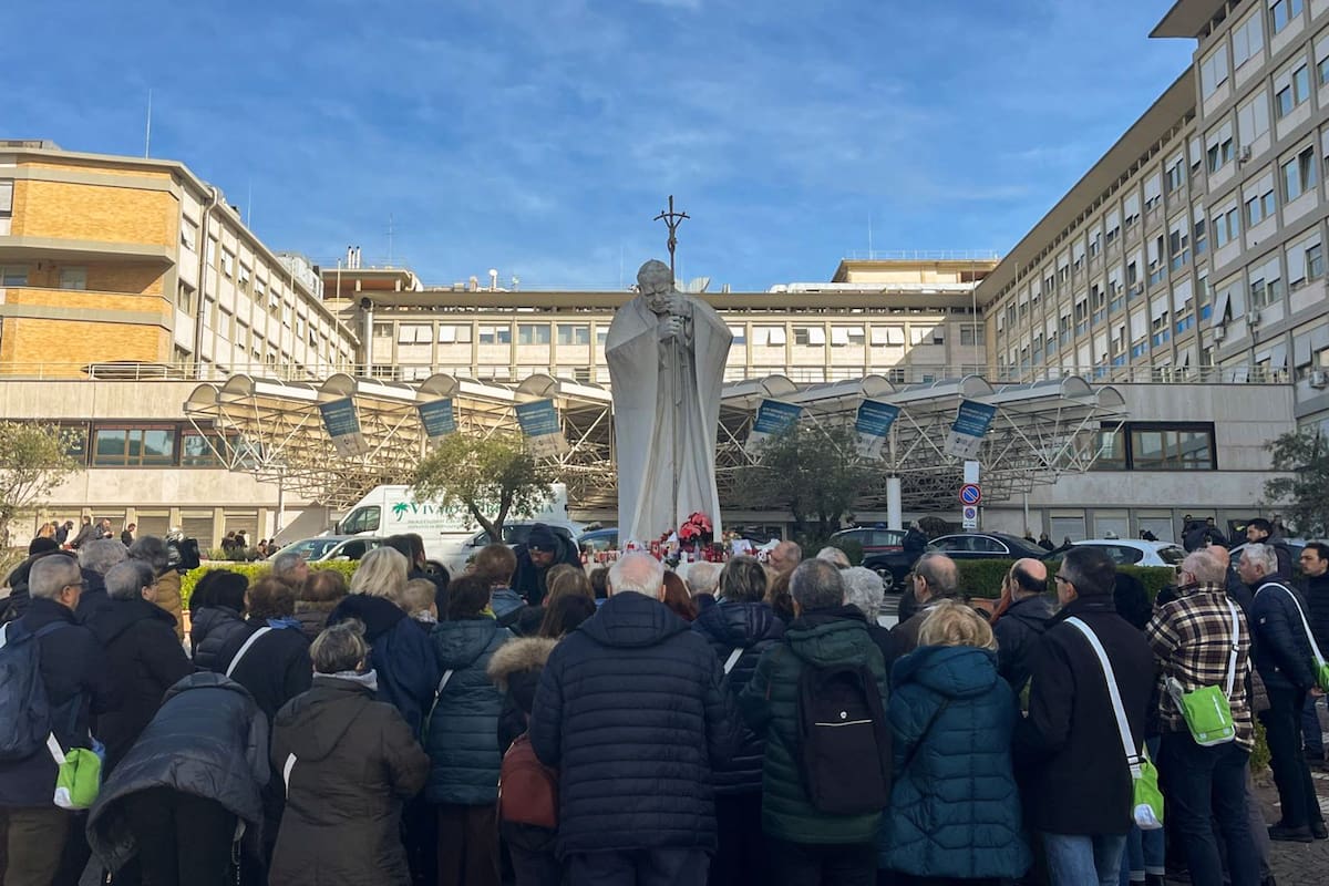 Un grupo de peregrinos de una parroquia de Turín (norte) reza frente al hospital Gemelli de Roma donde permanece ingresado el papa Francisco. EFE / VANGUARDIA