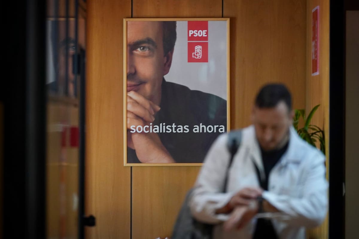 Un cartel electoral del expresidente José Luis Rodríguez Zapatero ubicado en la sede de los socialistas castellanoleoneses en Valladolid, un día después de conocerse la imputación del que fuera secretario general del PSOE en la trama Plus Ultra.- EFE/ Nacho Gallego
