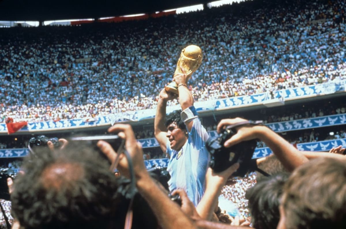 El jugador argentino Diego Armando Maradona con la Copa del Mundo en el mundial de 1986, en una imagen de archivo. EFE/ra